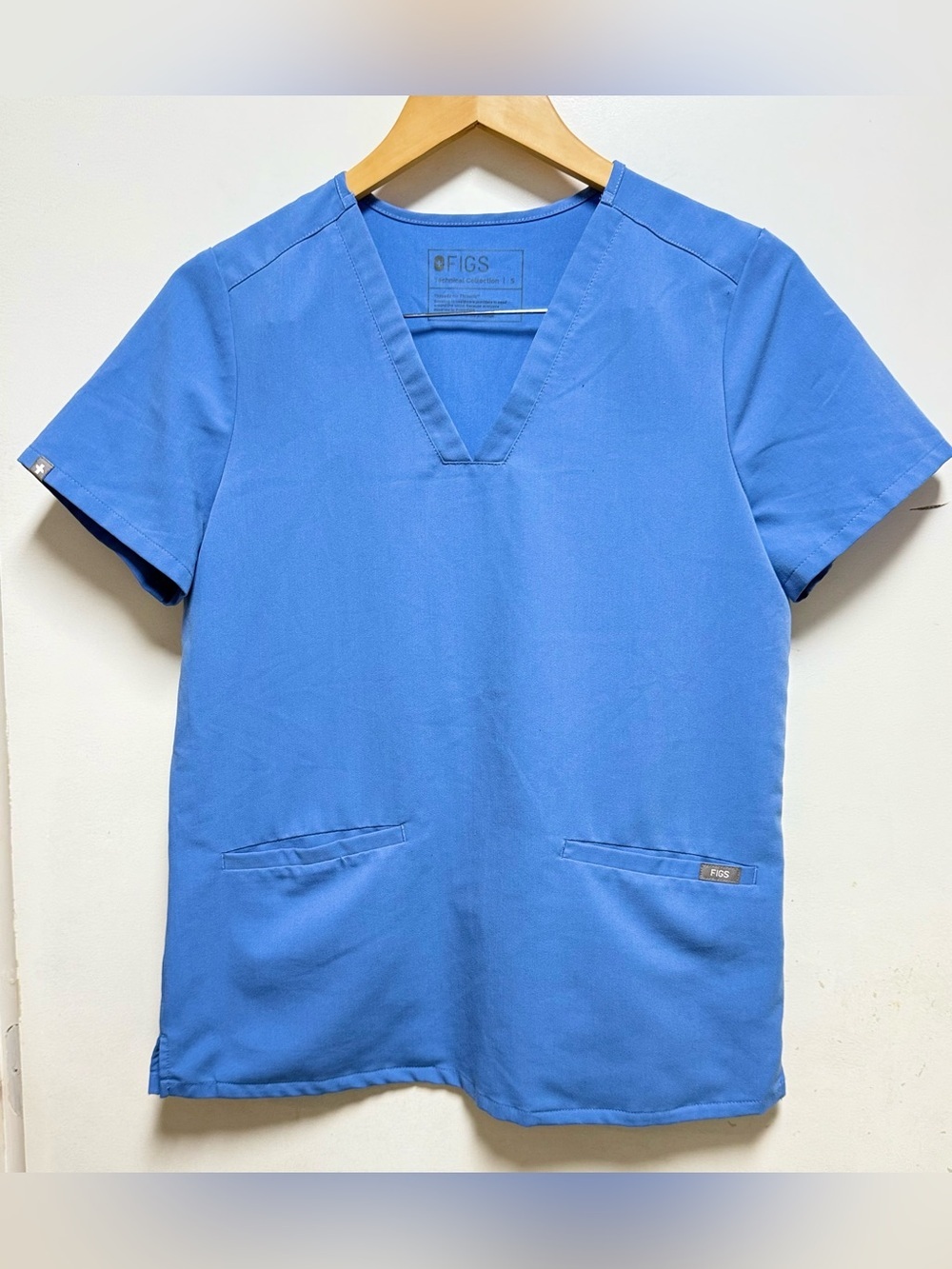 Figs Men’s V-Neck Scrub Top - Blue
